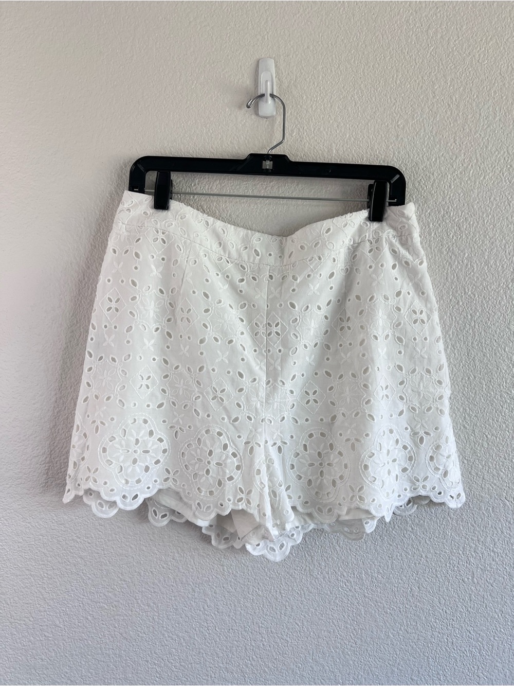J. McLaughlin Women's Mina Eyelet Scalloped Cotton Lined Shorts White Coastal